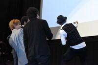 自撮りするキャストたち。