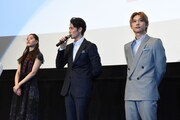左から新木優子、玉木宏、吉沢亮。