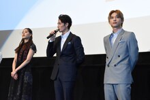 左から新木優子、玉木宏、吉沢亮。