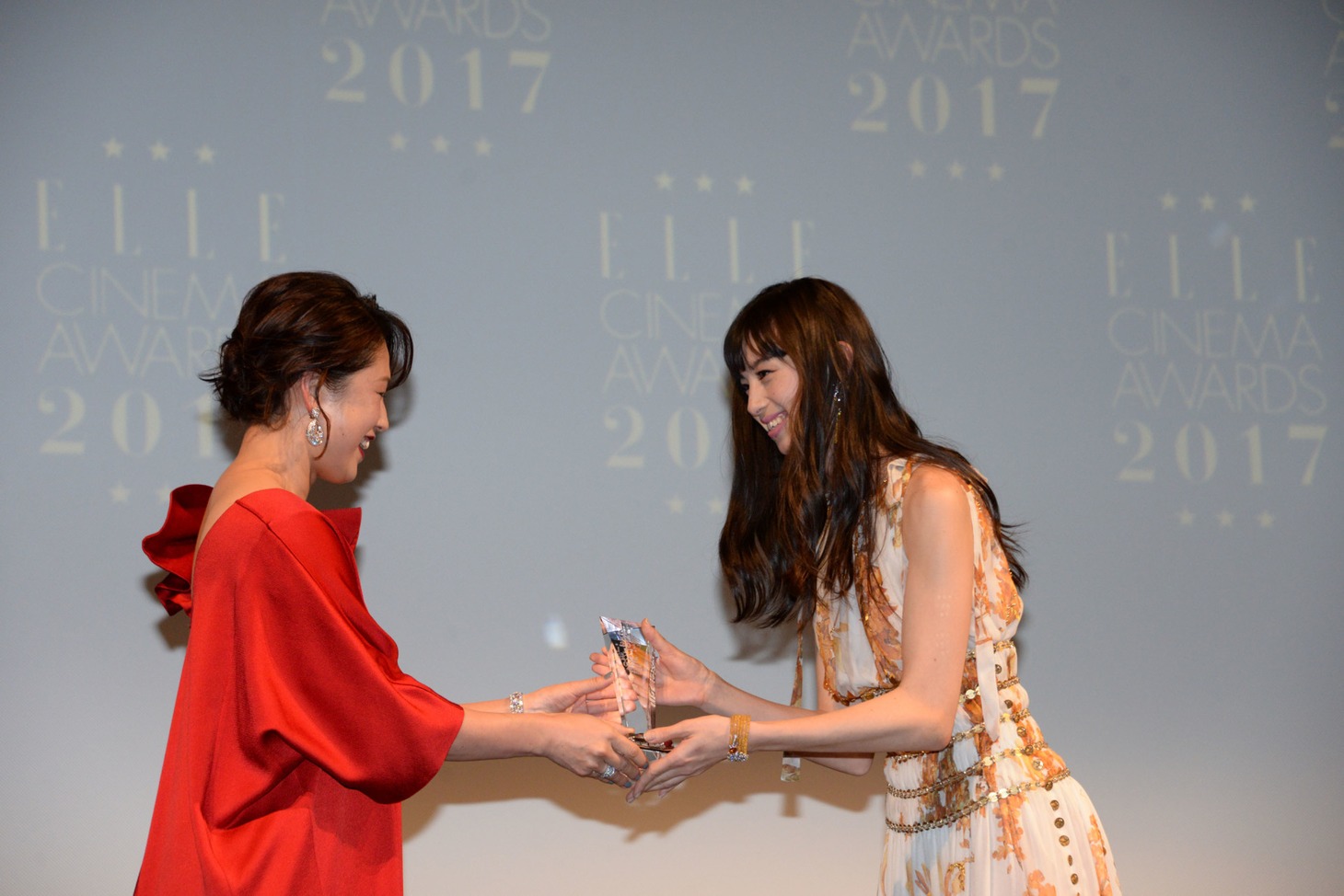 中条あやみ（右）がELLE編集長の坂井佳奈子（左）からトロフィーを受け取る様子。