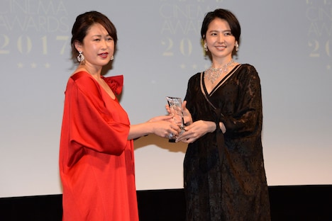 長澤まさみ(右)がELLE編集長の坂井佳奈子(左)からトロフィーを受け取る様子。