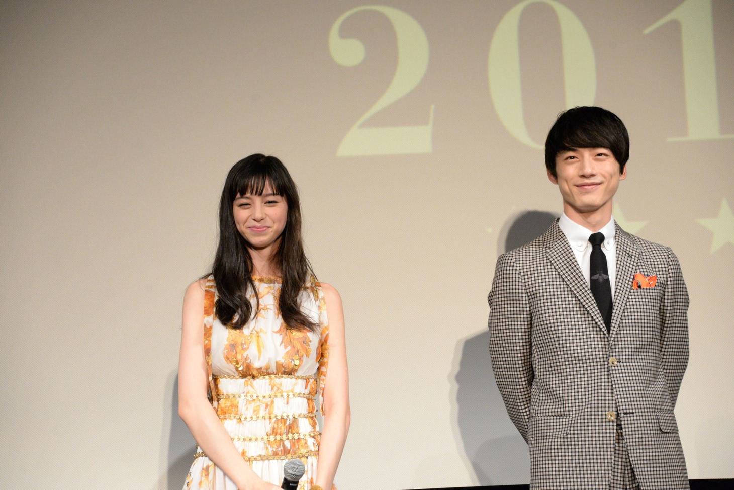 左から中条あやみ、坂口健太郎。