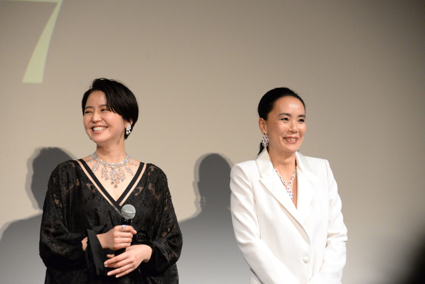 左から長澤まさみ、河瀬直美。
