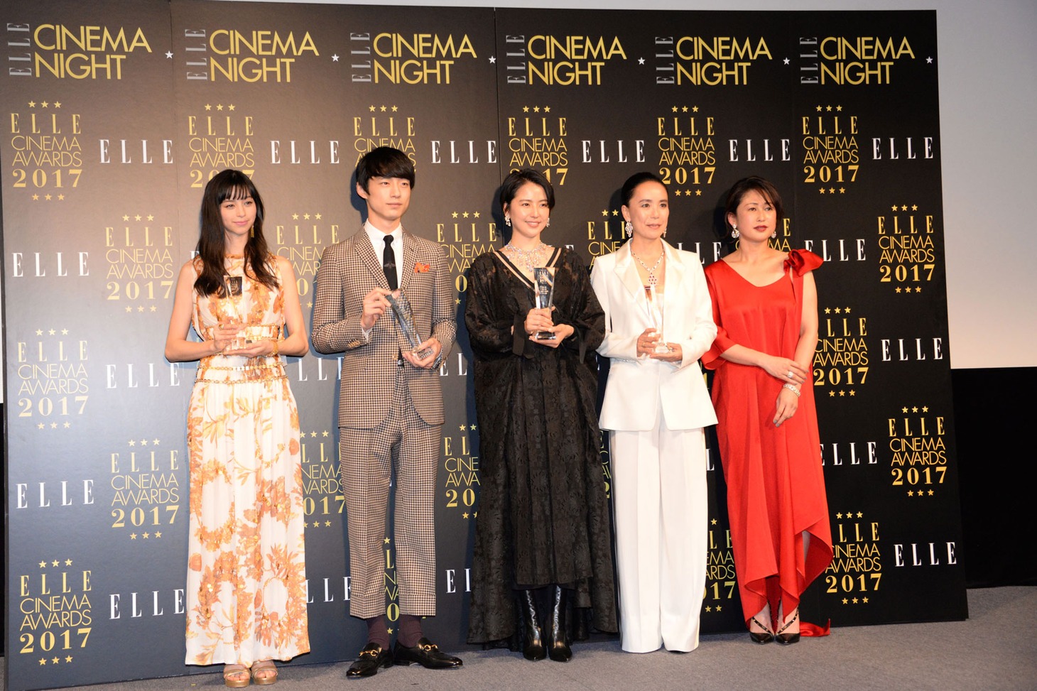 エル シネマ大賞2017授賞式にて、左から中条あやみ、坂口健太郎、長澤まさみ、河瀬直美、ELLE編集長の坂井佳奈子。