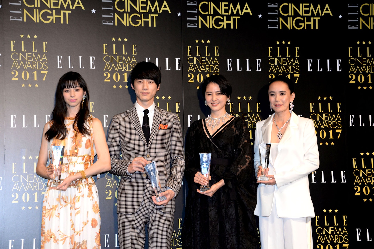 エル シネマ大賞2017授賞式にて、左から中条あやみ、坂口健太郎、長澤まさみ、河瀬直美。