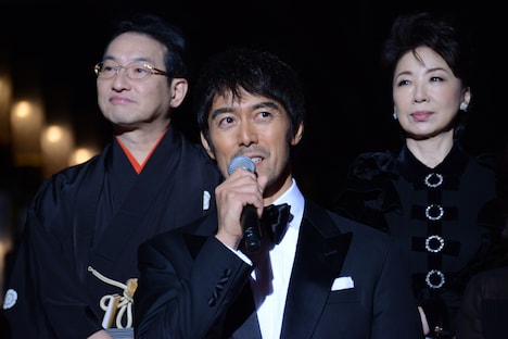 左から春風亭昇太、阿部寛、伊藤蘭。