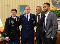 左からアレク・スカラトス、スペンサー・ストーン、バラク・オバマ、アンソニー・サドラー。（UPI/アフロ）