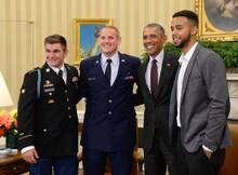 左からアレク・スカラトス、スペンサー・ストーン、バラク・オバマ、アンソニー・サドラー。（UPI/アフロ）