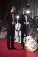 BB-8のお辞儀に笑顔を見せる英国王室のウィリアム王子（左）とヘンリー王子（右）。