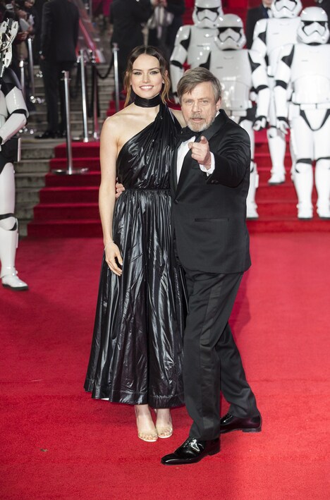 左からデイジー・リドリー、マーク・ハミル。