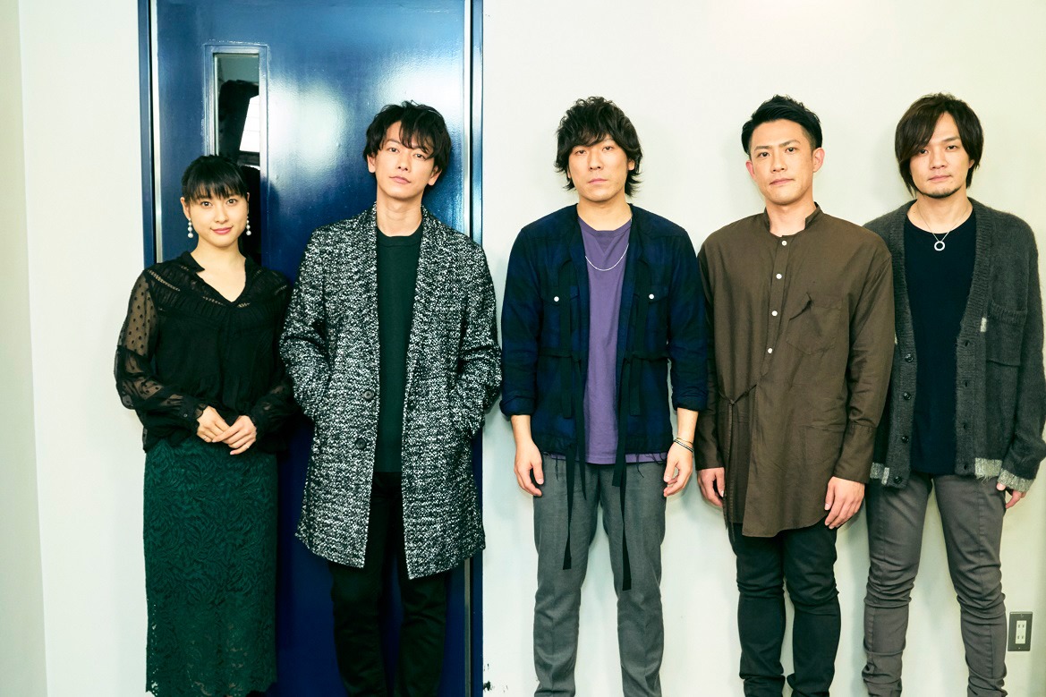 左から土屋太鳳、佐藤健、back numberの清水依与吏、栗原寿、小島和也。
