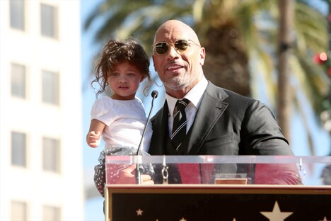 愛娘ジャスミン（左）を抱きかかえるドウェイン・ジョンソン（右）。