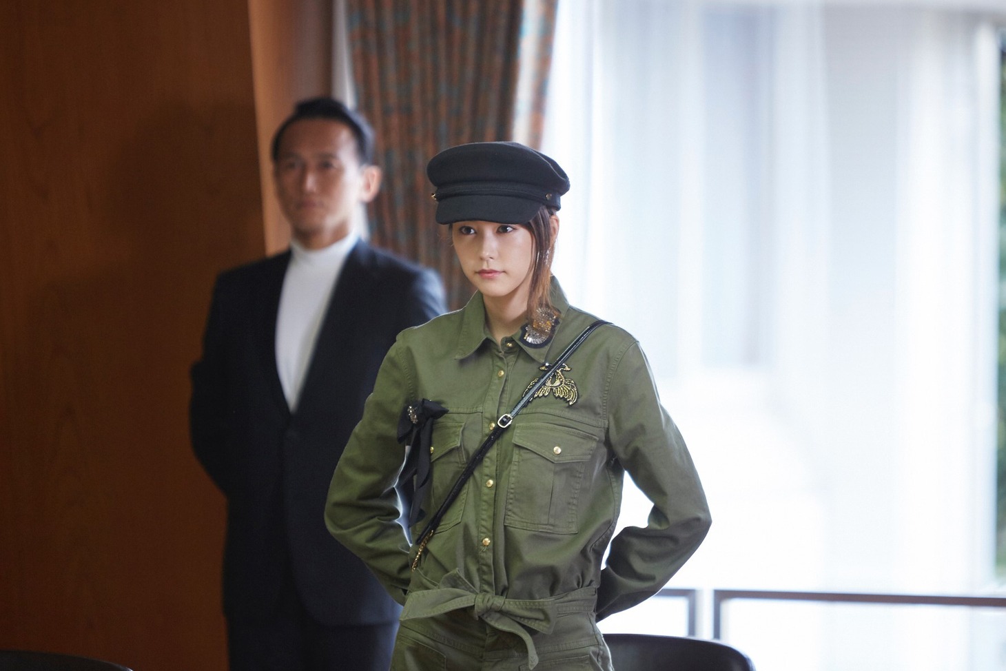 「リベンジgirl」より、「帝国政党」を訪れた美輝。