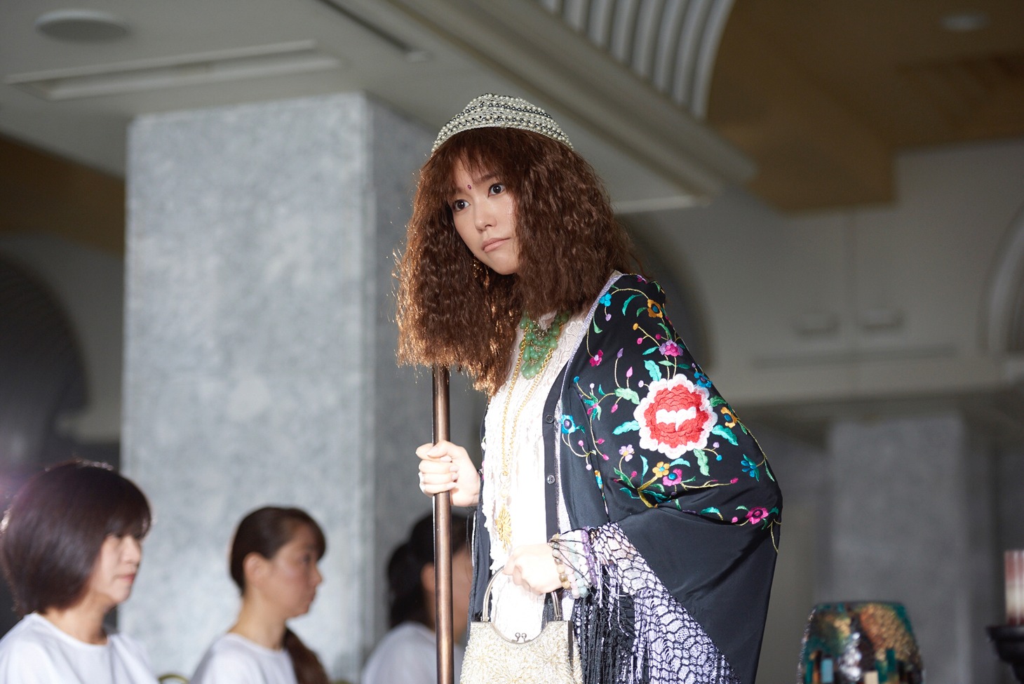 「リベンジgirl」より、「生きるパワーの会」を訪れた美輝。