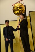くす玉を引く直前の松田龍平（左）と大泉洋（右）。