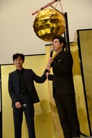 くす玉を引く直前の松田龍平（左）と大泉洋（右）。