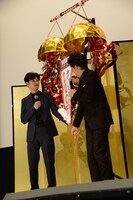 くす玉を引く松田龍平（左）と大泉洋（右）。