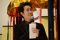 岡田裕介からの手紙を手にし感慨の表情を浮かべる大泉洋。