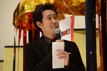 岡田裕介からの手紙を手にし感慨の表情を浮かべる大泉洋。