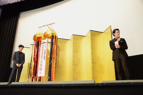 松田龍平（左）の「一度、持ち帰らせてください」という反応に、思わずステージの端まで移動した大泉洋（右）。