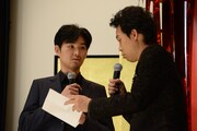 左から松田龍平、大泉洋。