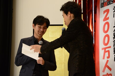 左から松田龍平、大泉洋。