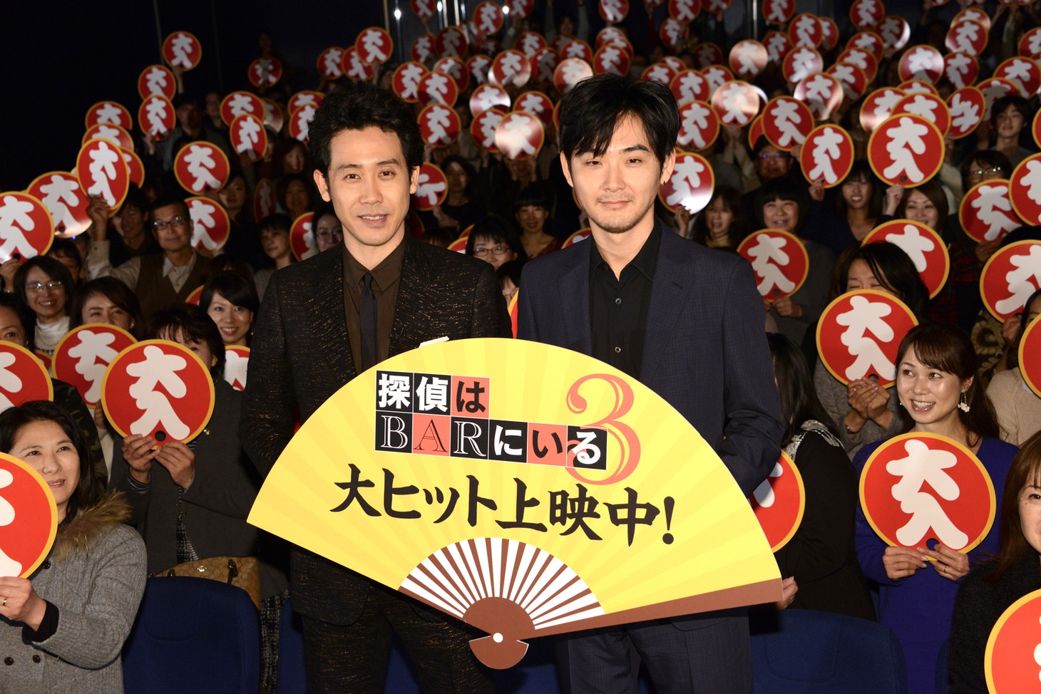 「探偵はBARにいる3」大ヒット舞台挨拶の様子。左から大泉洋、松田龍平。