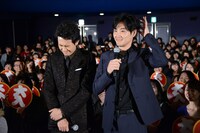 「探偵はBARにいる3」大ヒット舞台挨拶の様子。左から大泉洋、松田龍平。