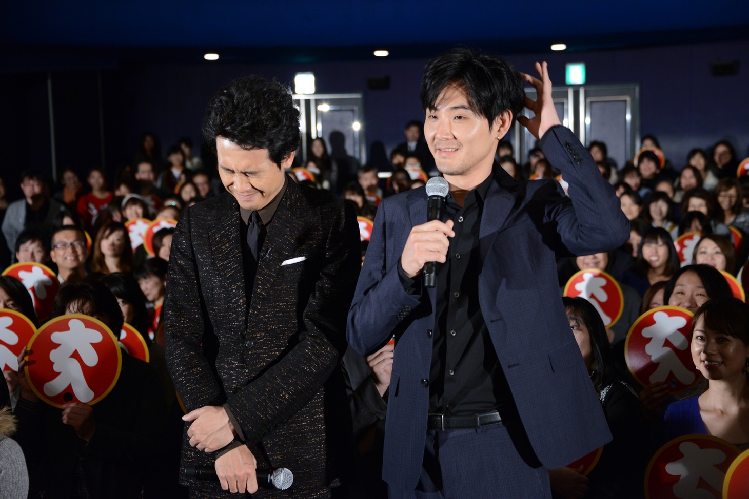 「探偵はBARにいる3」大ヒット舞台挨拶の様子。左から大泉洋、松田龍平。