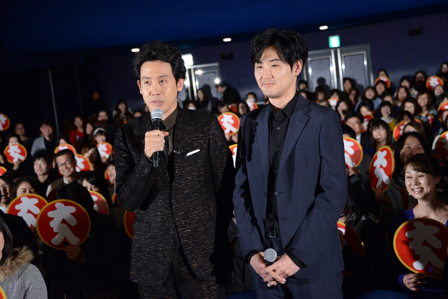 「探偵はBARにいる3」大ヒット舞台挨拶の様子。左から大泉洋、松田龍平。