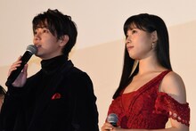 左から佐藤健、土屋太鳳。