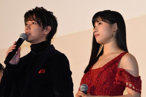 左から佐藤健、土屋太鳳。