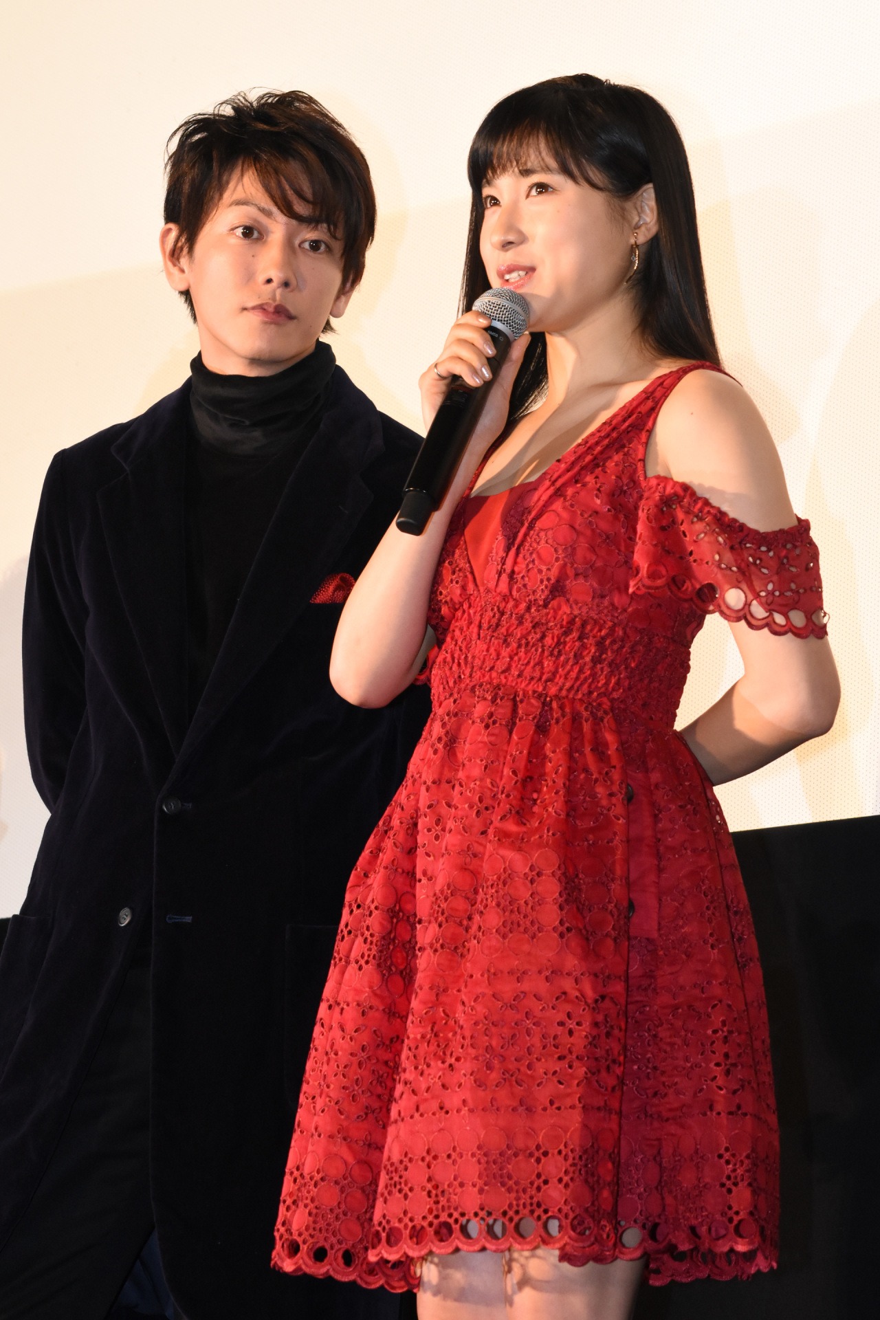 左から佐藤健、土屋太鳳。