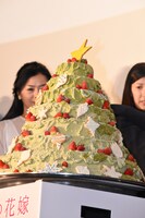8年に合わせた8段の大きなクリスマスケーキ。