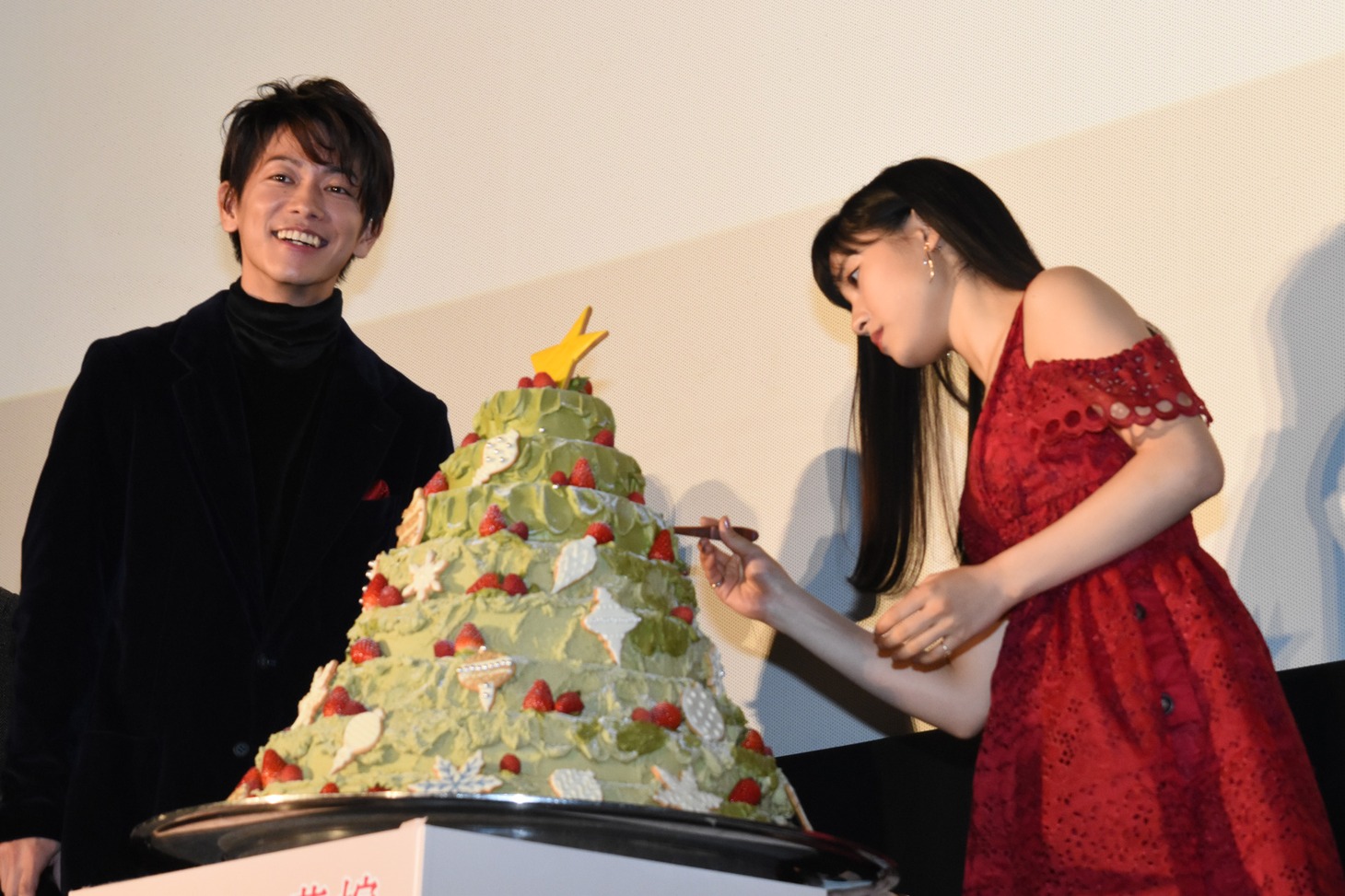 左から佐藤健、土屋太鳳。