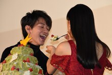 佐藤健にファーストバイトする土屋太鳳。