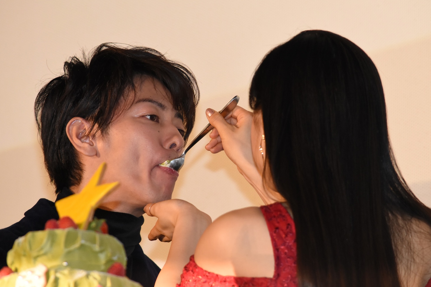 佐藤健にファーストバイトする土屋太鳳。