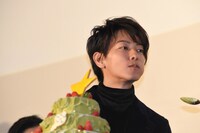 左から佐藤健、土屋太鳳。