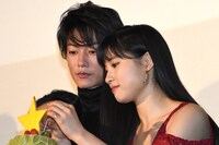 左から佐藤健、土屋太鳳。