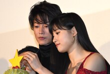 左から佐藤健、土屋太鳳。