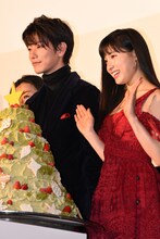 左から佐藤健、土屋太鳳。