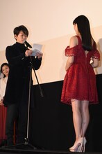 左から佐藤健、土屋太鳳。