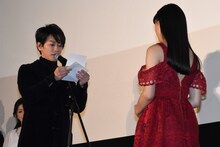 左から佐藤健、土屋太鳳。