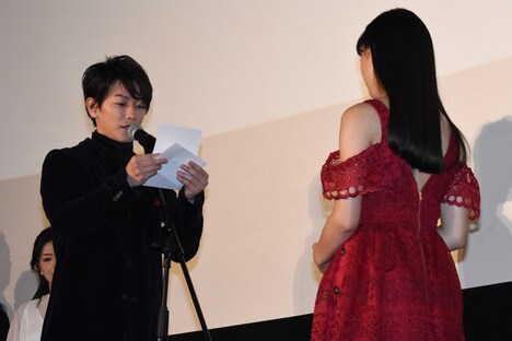 左から佐藤健、土屋太鳳。