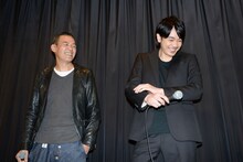 「MR.LONG/ミスター・ロン」初日舞台挨拶にて、左からSABU、青柳翔。