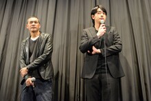 「MR.LONG/ミスター・ロン」初日舞台挨拶にて、左からSABU、青柳翔。