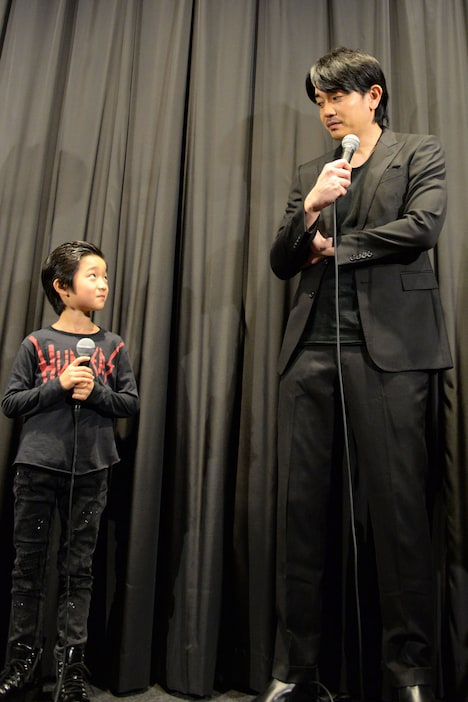 目を合わせるバイ・ルンイン(左)と青柳翔(右)。