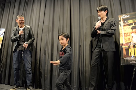 カンフーの型を披露するバイ・ルンイン(中央)。