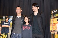 「MR.LONG/ミスター・ロン」初日舞台挨拶にて、左からSABU、バイ・ルンイン、青柳翔。