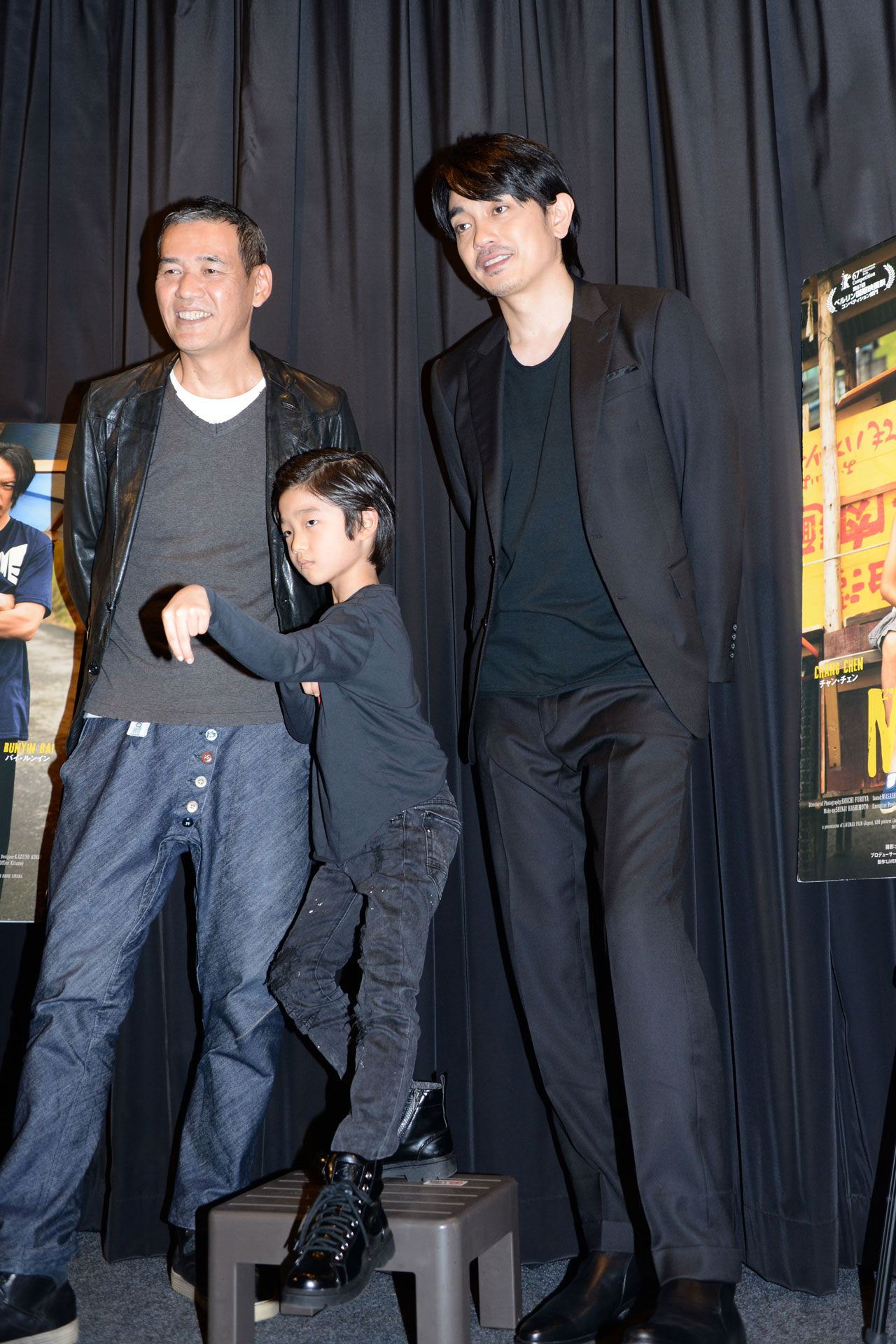 「MR.LONG/ミスター・ロン」初日舞台挨拶にて、左からSABU、バイ・ルンイン、青柳翔。